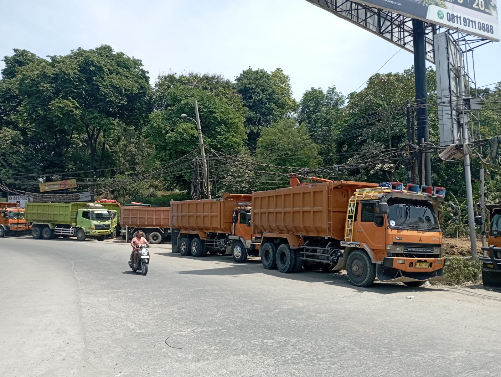 Truk tambang saat parkir di area kantong parkir milik warga Parung Panjang, Kabupaten Bogor.