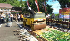 Pemusnahan ribuan botol miras dan knalpot brong menggunakan Wales Stoom di Mako Polres Kota Banjar, 21 Desember 2023.