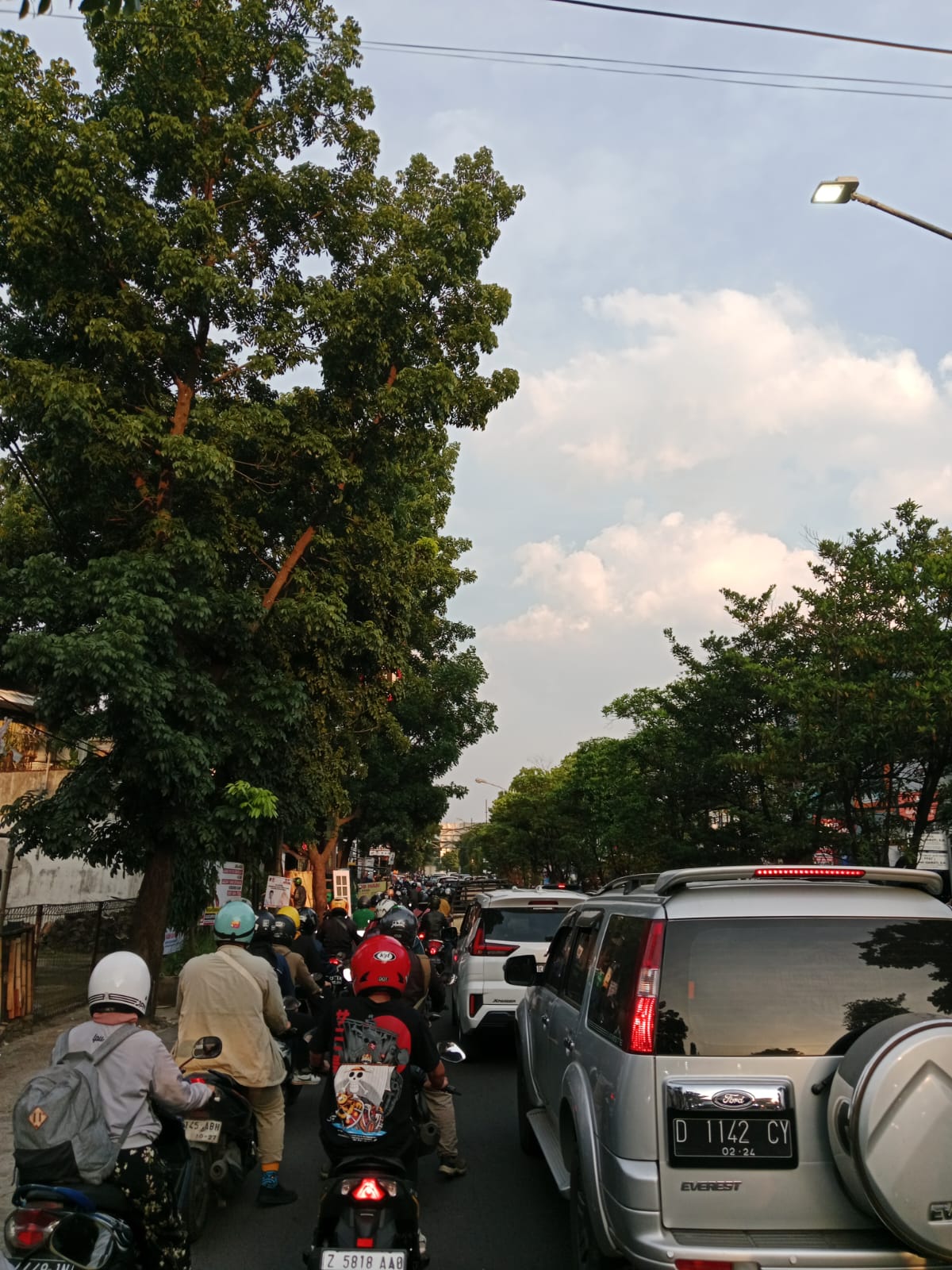 Kondisi kemacetan di Jalan Terusan Jakarta, Kamis 21 Desember 2023.