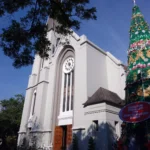 Pohon Natal setinggi 17 meter sudah terlihat di Gereja Katedral Santo Petrus Bandung (Sadam Husen / JE)