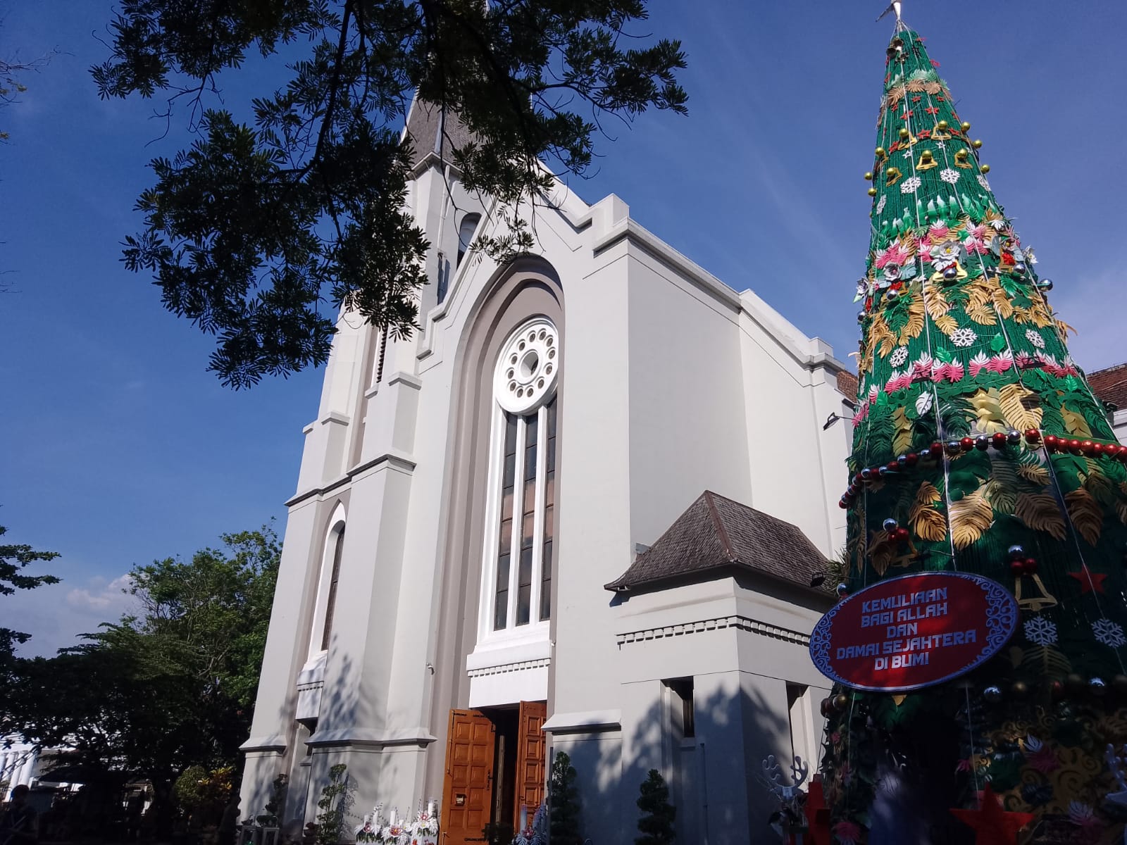 Pohon Natal setinggi 17 meter sudah terlihat di Gereja Katedral Santo Petrus Bandung (Sadam Husen / JE)