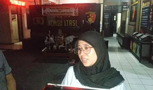 Murnia Dwi Puteri (33), istri dari oknum polisi, saat melaporkan sang suami ke Polres Sukabumi Kota akibat KDRT.