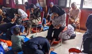 Melihat Anak Didik Pemasyarakatan Membasuh Kaki Ibu dari Balik Jeruji LPKA Bandung