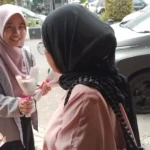 Peringati Hari Ibu, Mahasiswa di Sukabumi Tebar Ratusan Mawar