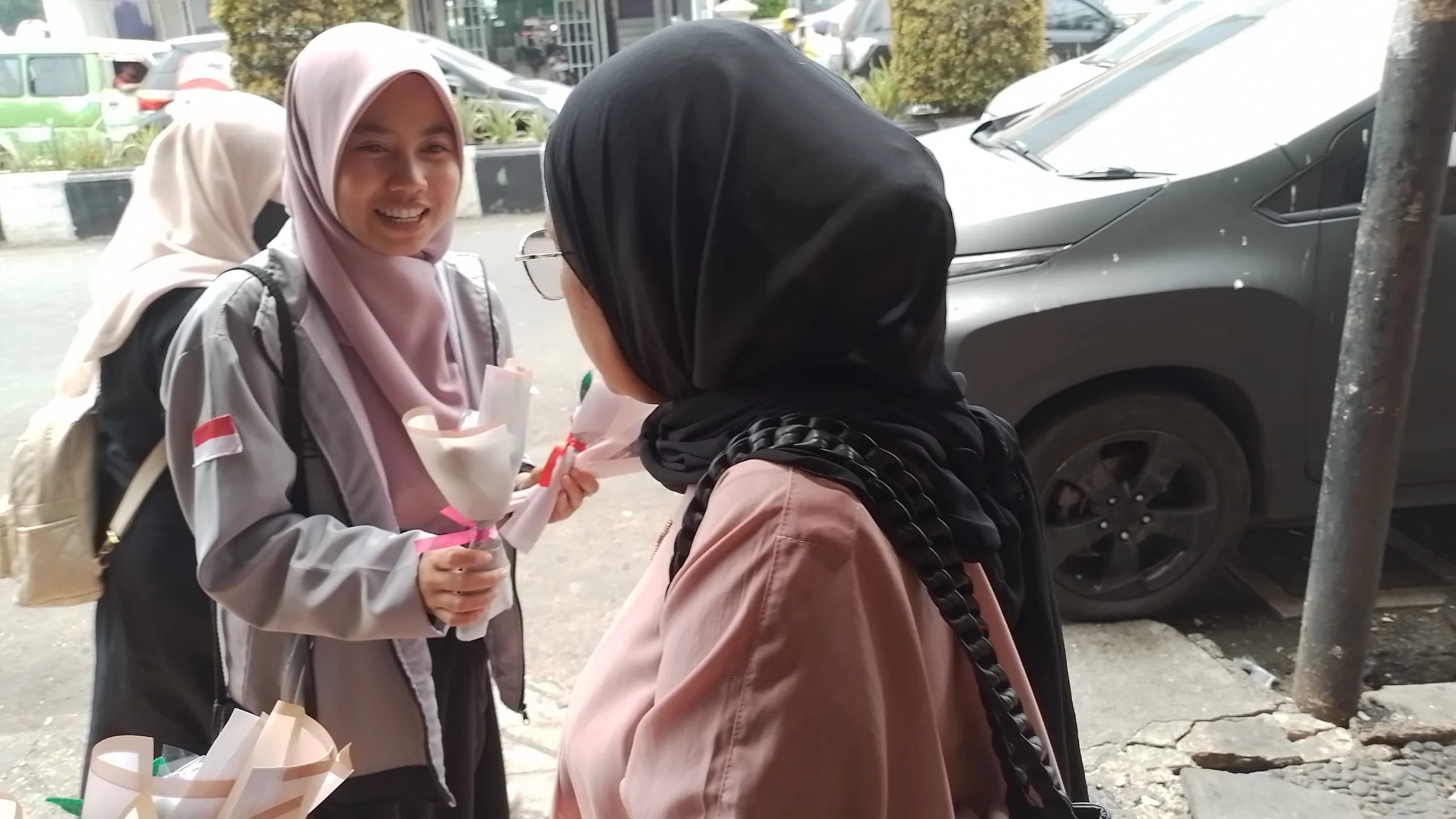 Peringati Hari Ibu, Mahasiswa di Sukabumi Tebar Ratusan Mawar