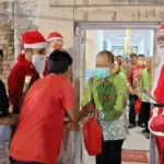 Jemaat Gereja Katolik Santo Filipus Kota Banjar Diberi Kejutan Oleh Warga Usai Misa Malam Natal
