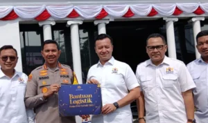 Kapolresta Bogor Kota, Kombes Pol Bismo Teguh Prakoso secara simbolis menerima bantuan logistik dari Ketua Kadin Kota Bogor, Almer Faiq Rusydi beserta jajaran. (Yudha Prananda / Jabar Ekspres