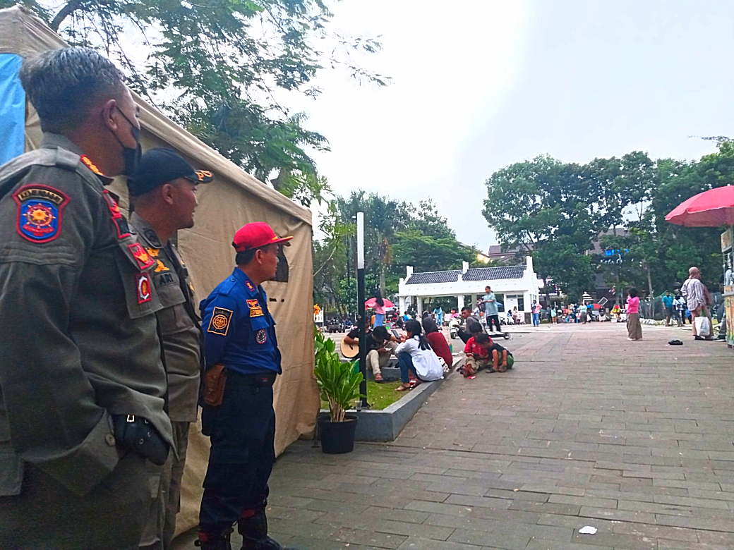 Petugas gabungan saat mengawasi kawasan Alun-alun Kota Cimahi jelang pergantian tahun.