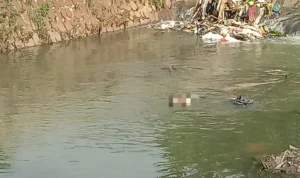 Sosok mayat bayi ditemukan di aliran sungai di Desa Cipagalo, Kecamatan Bojongsoang, Kabupaten Bandung, Selasa (26/12/2023). Foto Dok Humas Polsek Bojongsoang