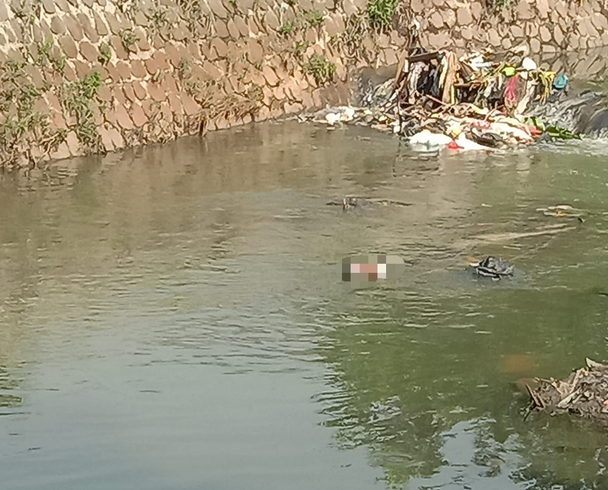 Sosok mayat bayi ditemukan di aliran sungai di Desa Cipagalo, Kecamatan Bojongsoang, Kabupaten Bandung, Selasa (26/12/2023). Foto Dok Humas Polsek Bojongsoang