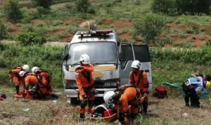 Anggota Basarnas Kantor SAR Bandung saat melakukan simulasi Vehicle Accident Rescue (VAR) di area kilometer 76, Cipularang, Purwakarta.