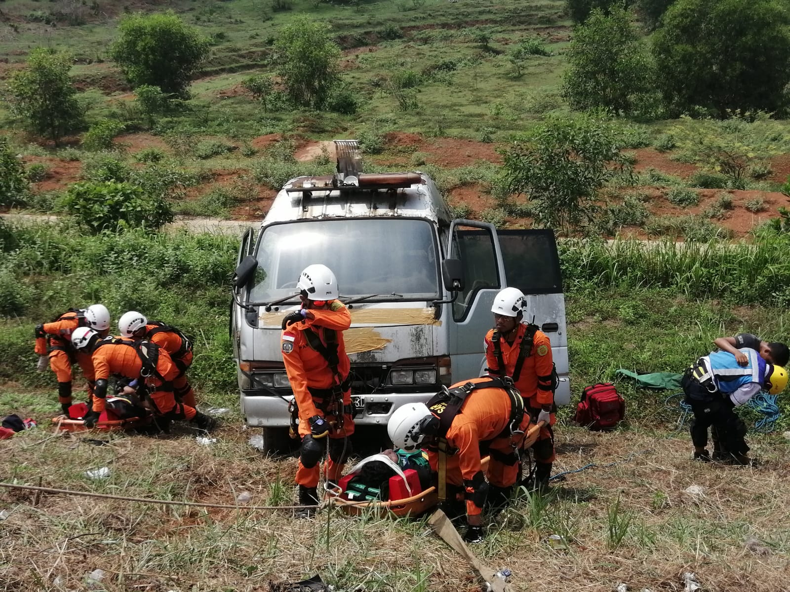 Anggota Basarnas Kantor SAR Bandung saat melakukan simulasi Vehicle Accident Rescue (VAR) di area kilometer 76, Cipularang, Purwakarta.