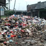 Gunungan sampah dan basah membanjiri Pasar Sehat Cileunyi (PSC).