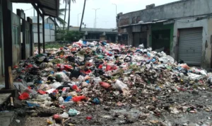 Gunungan sampah dan basah membanjiri Pasar Sehat Cileunyi (PSC).