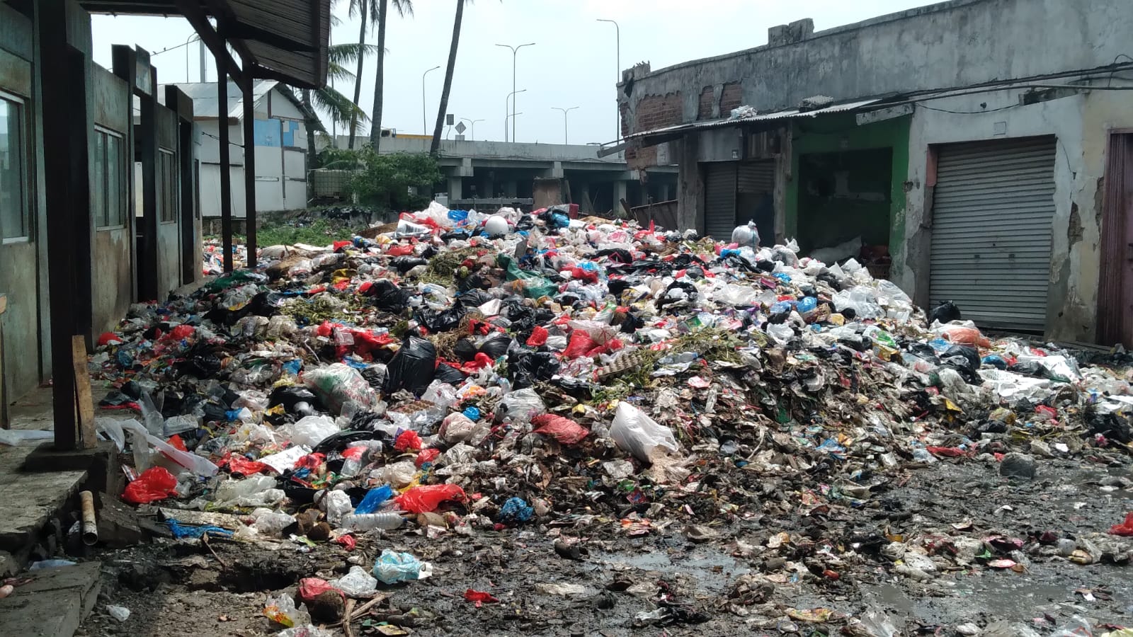 Gunungan sampah dan basah membanjiri Pasar Sehat Cileunyi (PSC).