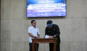 Sekda Kota Bandung, Ema Sumarna saat menandatangani perjanji pembangunan Rumah Susun Cisaranten Bina Harapan dengan Kementerian PUPR, Kamis (28/12)