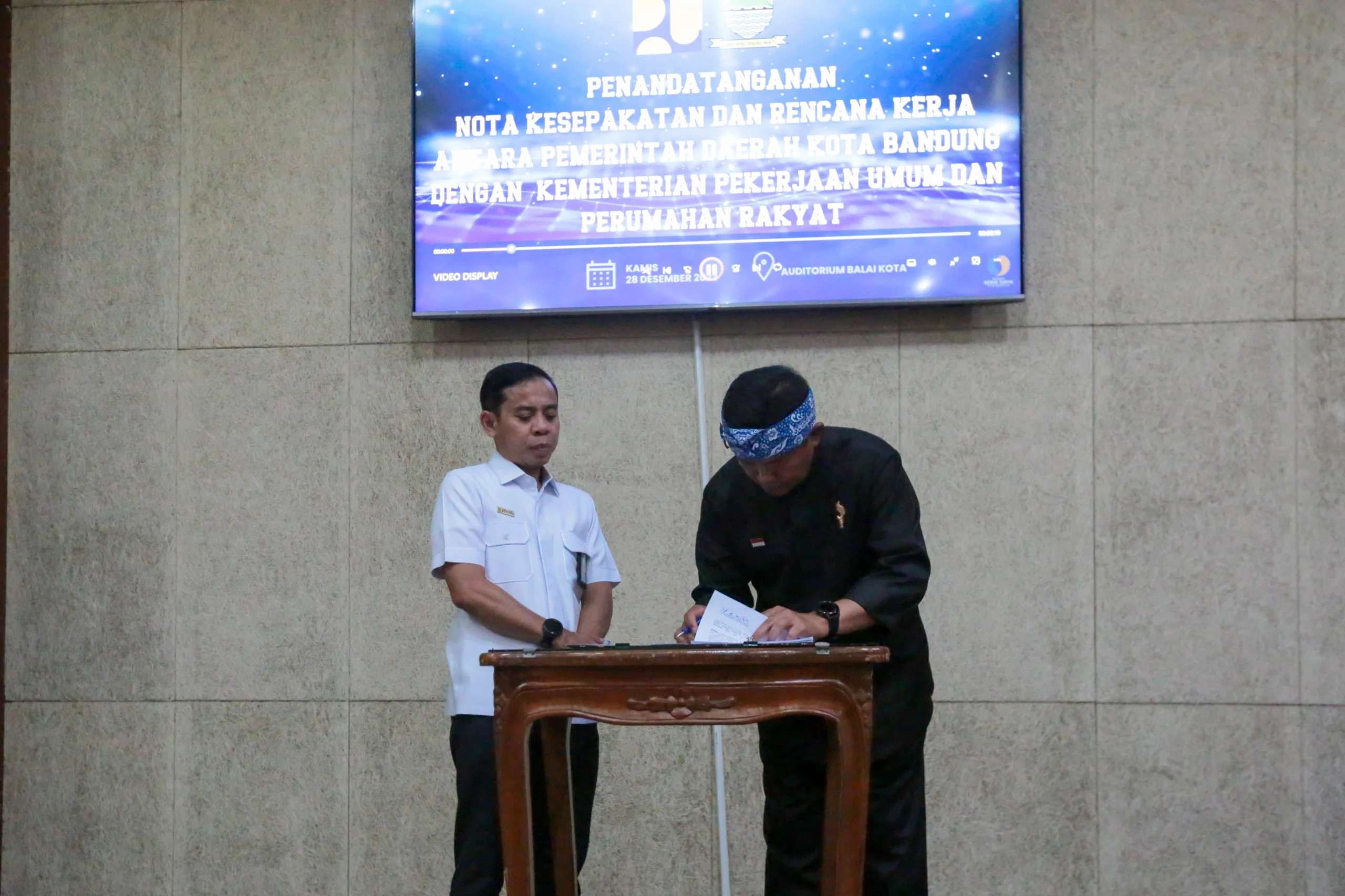 Sekda Kota Bandung, Ema Sumarna saat menandatangani perjanji pembangunan Rumah Susun Cisaranten Bina Harapan dengan Kementerian PUPR, Kamis (28/12)