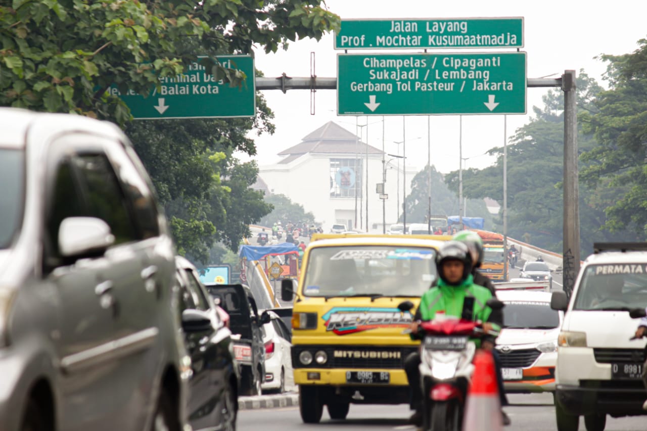 Pengguna jalan melewati Jalan Layang Prof. Mochtar Kusumaatmaja (Pasopati) Kota Bandung.b(Pandu Muslim/Jabar Ekspres)