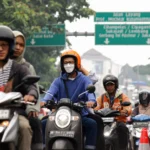 Pengendara roda 2 dan roda 4 padati kawasan Jalan Surapati, Kota Bandung. (Pandu Muslim/Jabar Ekspres)
