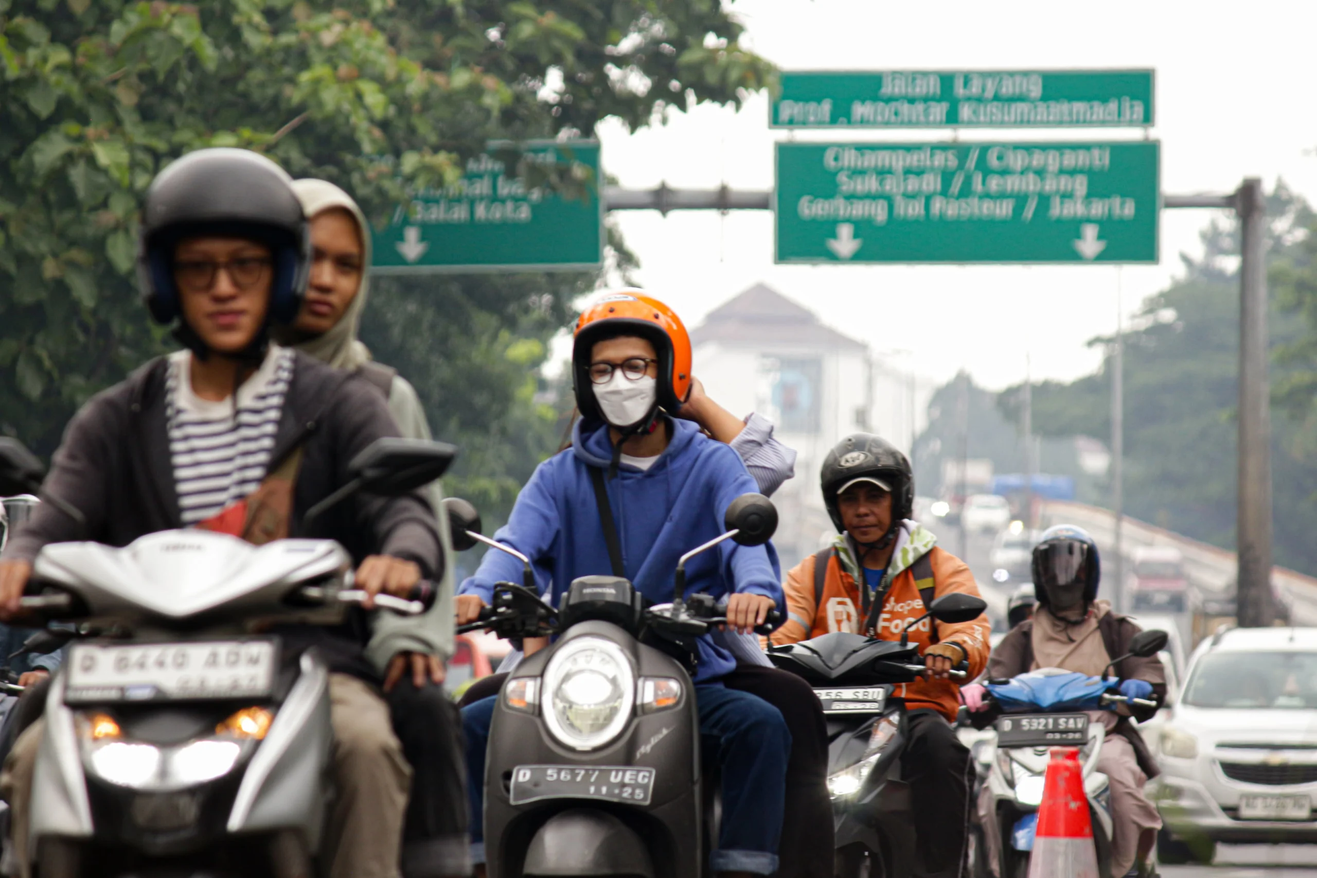 Pengendara roda 2 dan roda 4 padati kawasan Jalan Surapati, Kota Bandung. (Pandu Muslim/Jabar Ekspres)