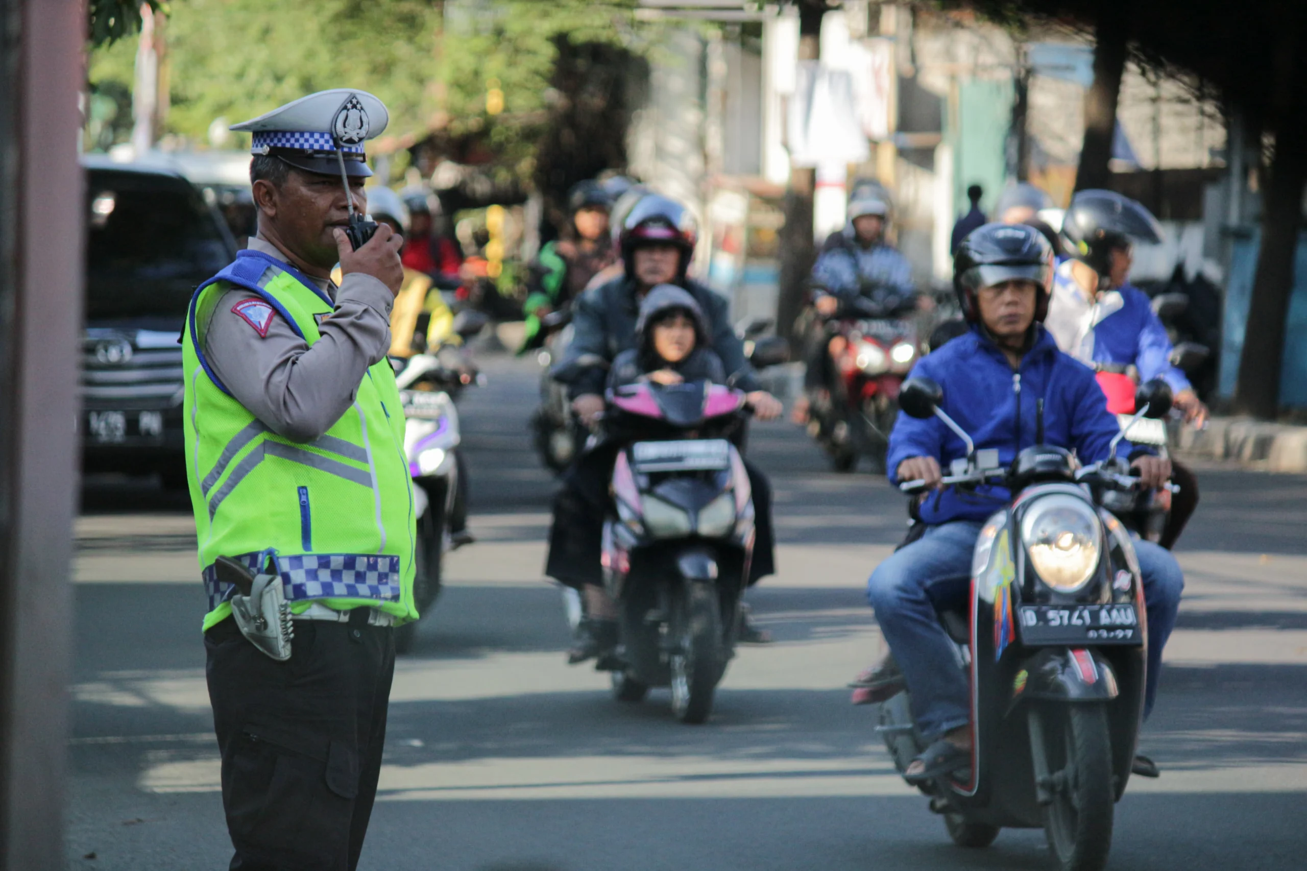 Polantas bertugas di kawasan Jalan Kiara Condong, Kota Bandung. (Pandu Muslim/Jabar Ekspres)