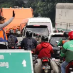 Ilustrasi: Petugas tengah mengatur lalu lintas saat terjadinya kepadatan di Kota Bandung.