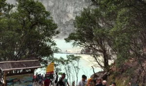 Pengunjung ke objek wisata Kawah Putih yang meningkat di libur nataru.