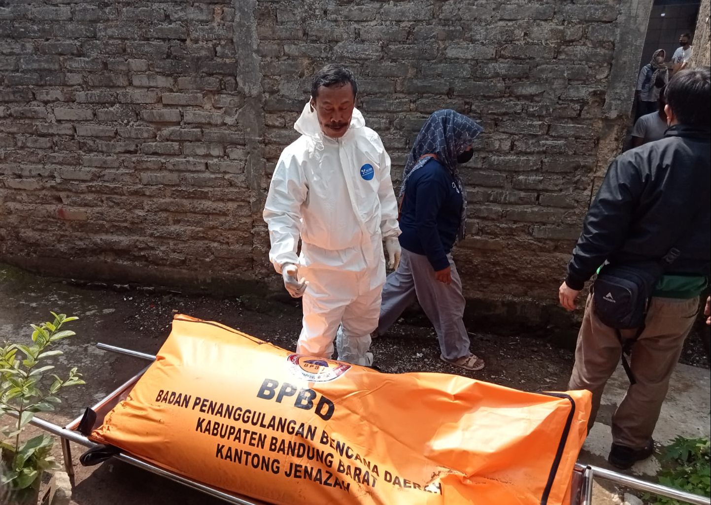 Petugas kepolisian dibantu BPBD Bandung Barat saat mengevakuasi jenazah di Ciburuy, Kecamatan Padalarang, KBB, Minggu 31 Desember 2023.