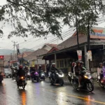 Para pengendara roda dua saat melintasi Pertigaan Simpang Sadu, Soreang, Kabupaten Bandung, Minggu (31/12/2023).