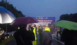 Pihak kepolisian tutup jalur Puncak Bogor, Minggu 31 Desember 2023.