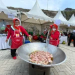 Para peserta masak Janda (Wajan Bunda) saat mengolah masakannya di Taman Wisata Arjasari Rock Hills, Kecamatan Arjasari, Kabupaten Bandung, Minggu (10/12/2023). Foto Agi Jabar Ekspres