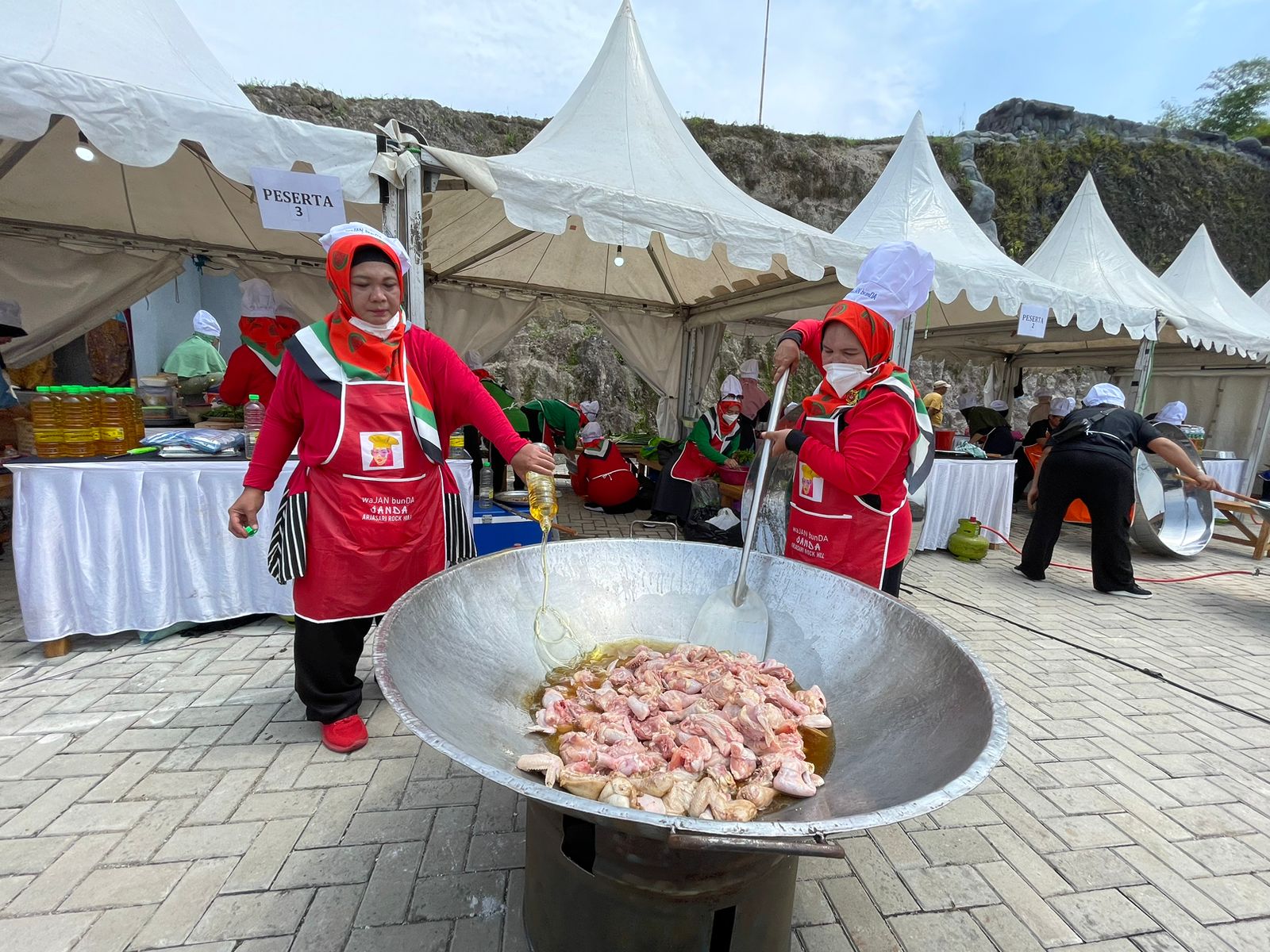 Para peserta masak Janda (Wajan Bunda) saat mengolah masakannya di Taman Wisata Arjasari Rock Hills, Kecamatan Arjasari, Kabupaten Bandung, Minggu (10/12/2023). Foto Agi Jabar Ekspres