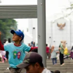 Aktivitas masyarakat di kawasan Monumen Perjuangan, Kota Bandung yang telah direvitalisasi. (Pandu Muslim)