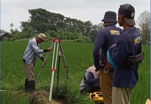 BKAD Kabupaten Sumedang bersama BPN Kabupaten Sumedang lakukan pengukuran demi mengamankan aset daerah.