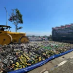 Polresta Bandung musnahkan ribuan botol miral dan knalpot brong di Gedung Dome Bale Rame, Soreang, Kabupaten Bandung, Kamis (21/12/2023). Foto Agi Jabar Ekspres