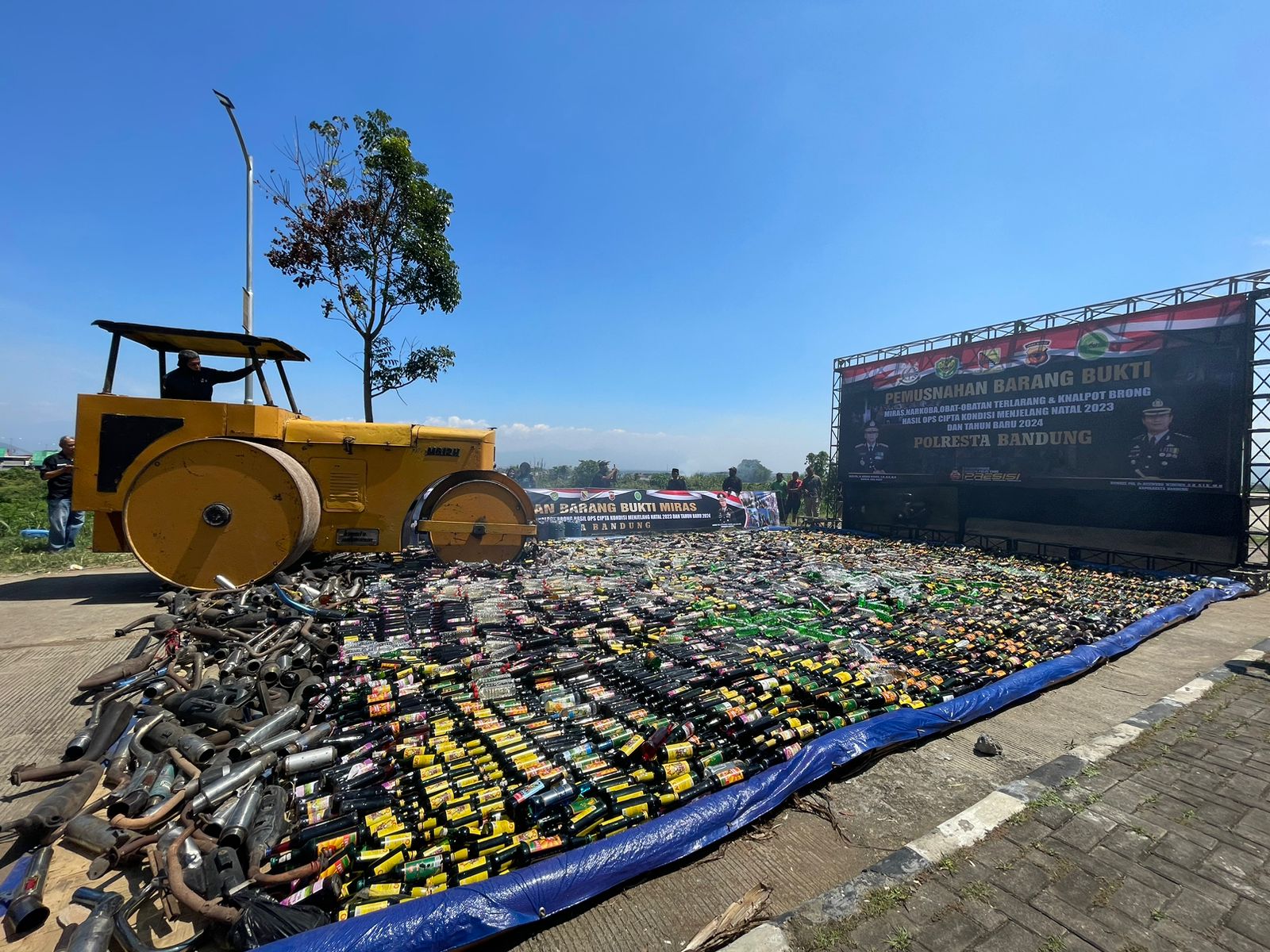 Polresta Bandung musnahkan ribuan botol miral dan knalpot brong di Gedung Dome Bale Rame, Soreang, Kabupaten Bandung, Kamis (21/12/2023). Foto Agi Jabar Ekspres