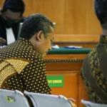 Terpidana kasus pengadaan CCTV dan Internet Service Provider (ISP) Yana Mulyana tertunduk saat Majelis Hakim membacakan putusan hukuman di Pengadilan Negeri Bandung, Jalan R.E.Martadinata, Rabu(13/12). Pandu Muslim/Jabar Ekspres