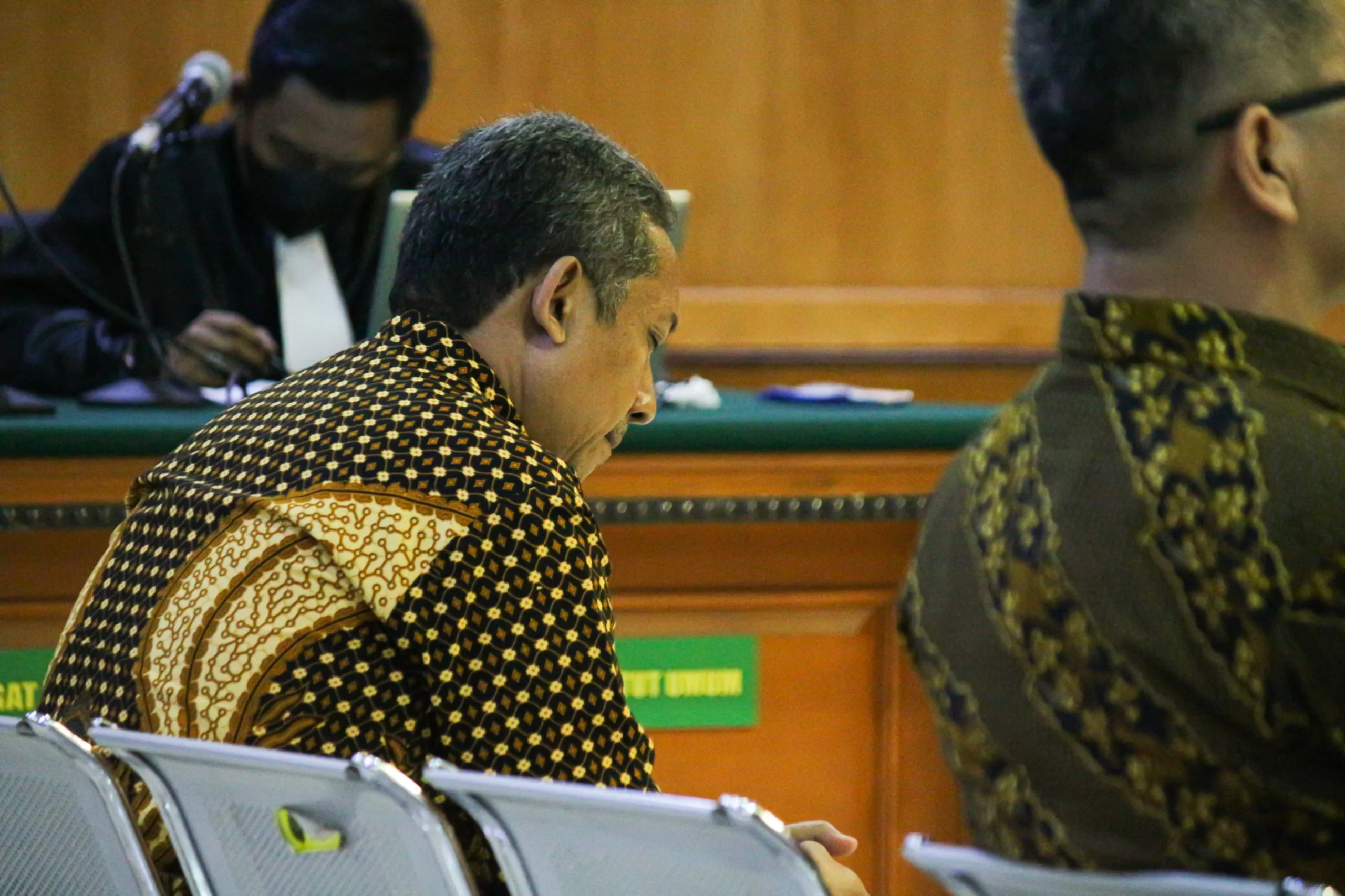 Terpidana kasus pengadaan CCTV dan Internet Service Provider (ISP) Yana Mulyana tertunduk saat Majelis Hakim membacakan putusan hukuman di Pengadilan Negeri Bandung, Jalan R.E.Martadinata, Rabu(13/12). Pandu Muslim/Jabar Ekspres