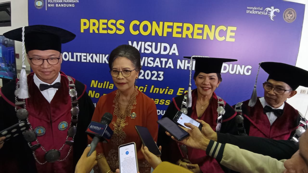 Sekretaris Kementerian Pariwisata dan Ekonomi Kreatif Ni Wayan Giri Adnyani, berharap lulusan Poltekpar NHI Bandung bisa segera bekerja.