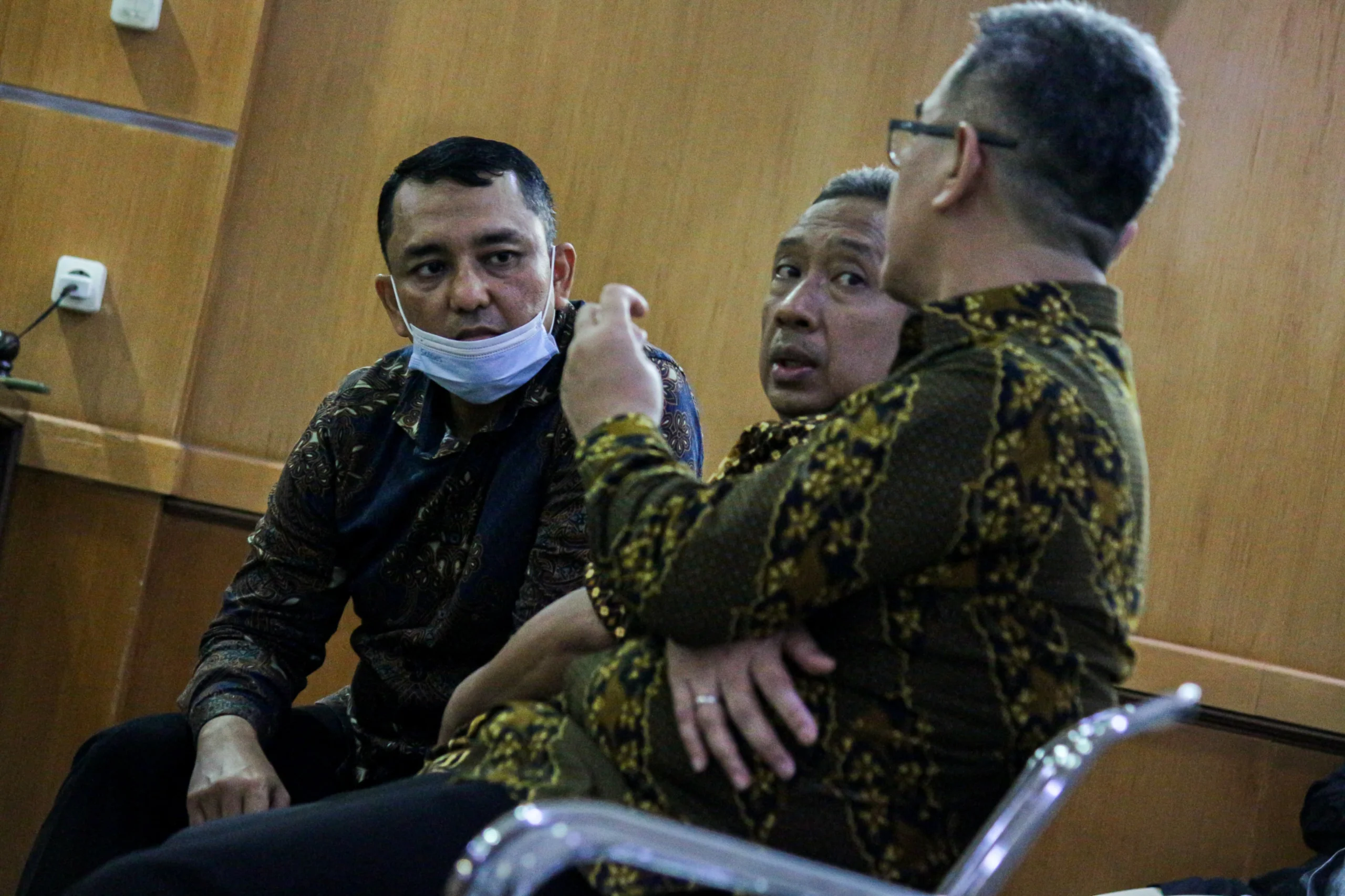 Ist. Tiga terdakwa kasus siap Proyek Bandung saat menunggu pembacaan vonis. Foto. Pandu muslim Jabar Ekspres.