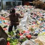 Petugas memilah sampah di TPS Pasar Sehat Cileunyi, Kabupaten Bandung. (Pandu Muslim/Jabar Ekspres)