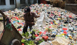 Petugas memilah sampah di TPS Pasar Sehat Cileunyi, Kabupaten Bandung. (Pandu Muslim/Jabar Ekspres)