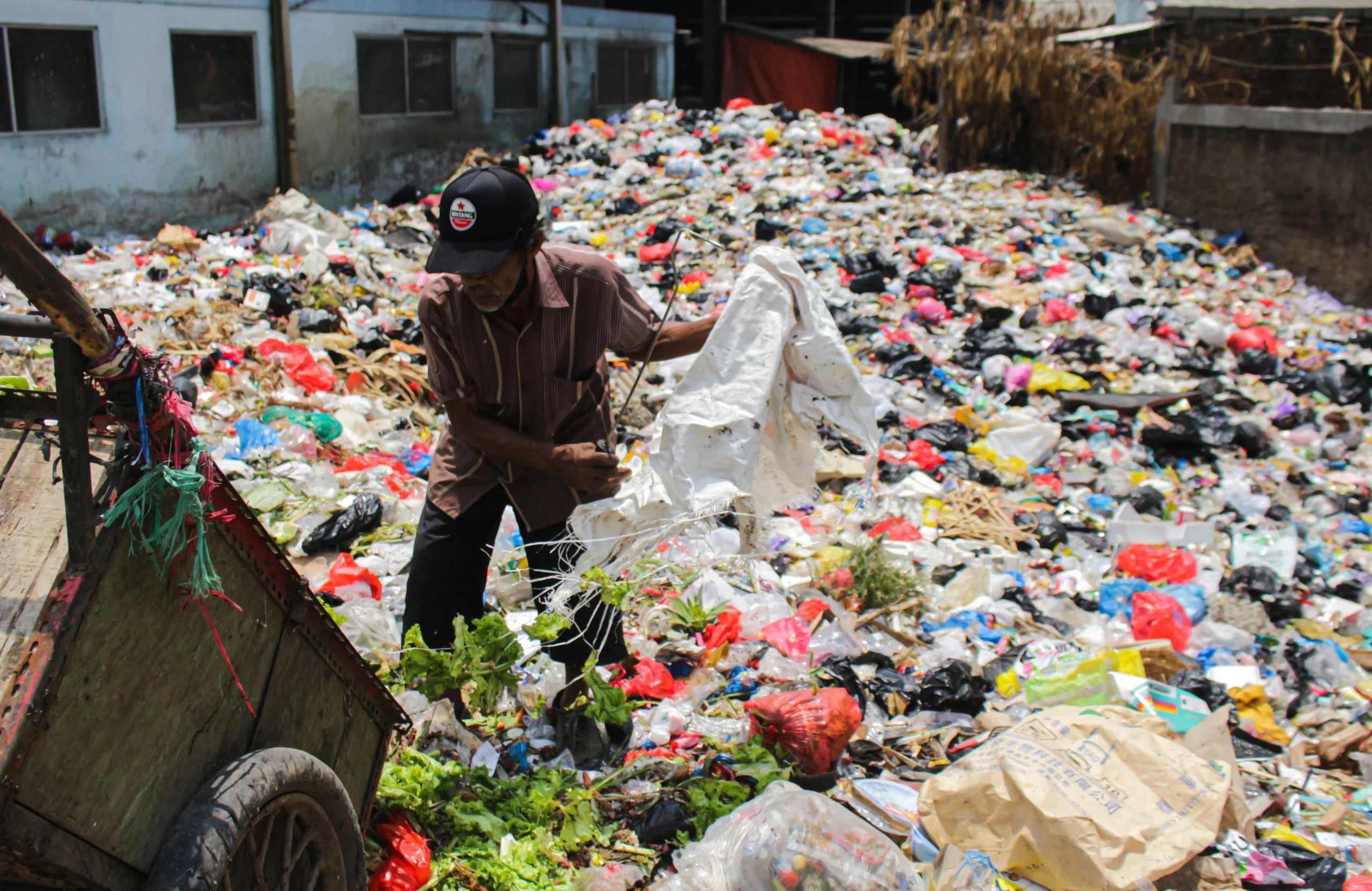 Petugas memilah sampah di TPS Pasar Sehat Cileunyi, Kabupaten Bandung. (Pandu Muslim/Jabar Ekspres)