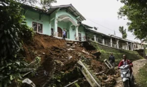 Reruntuhan tanah di Desa Cipeuteuy, Kabupaten Sukabumi akibat gempa.