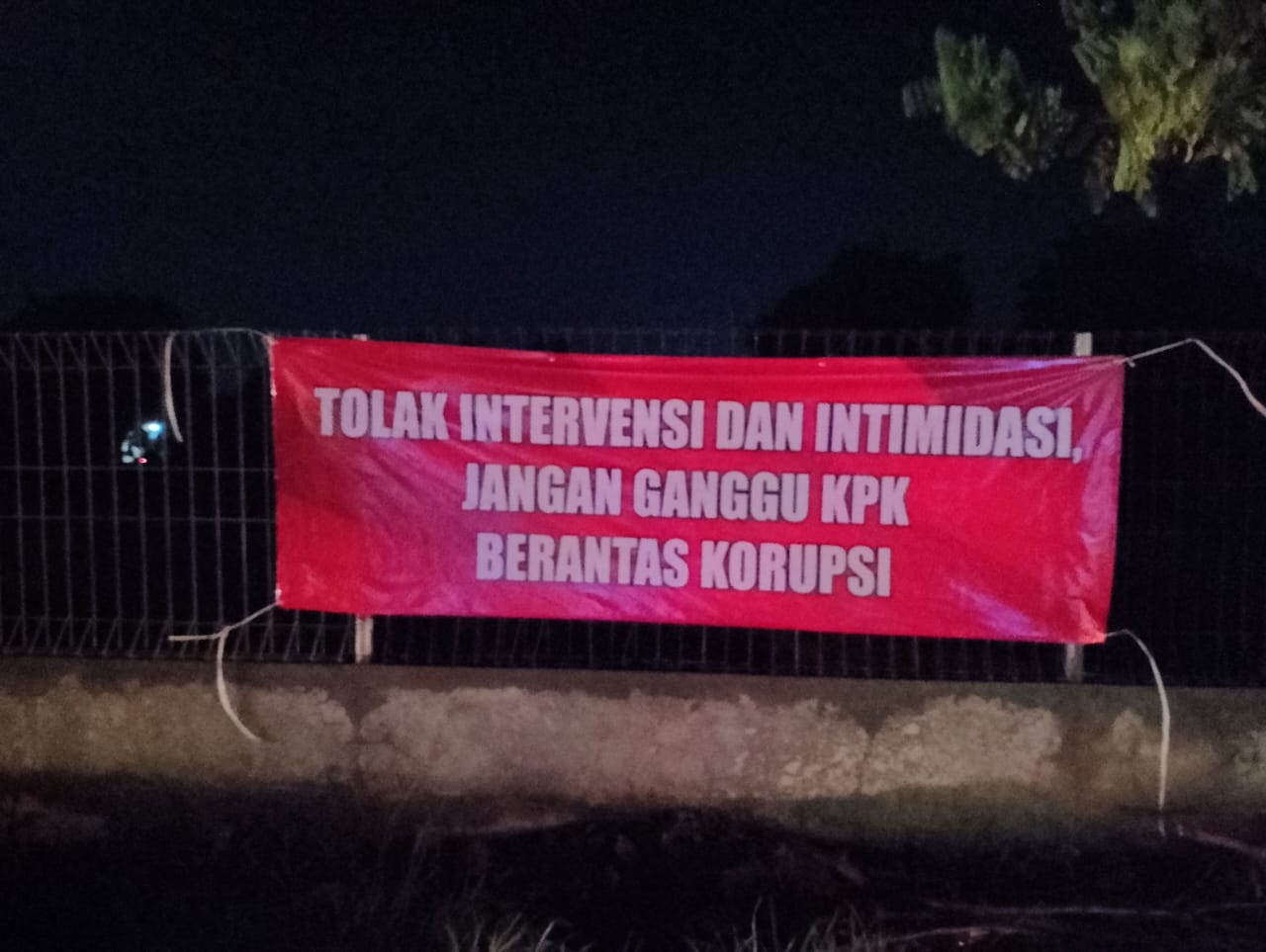Warga Pantura, Kabupaten Subang memasang spanduk sebagai bentuk dukungan kepada Firli Bahuri yang dinilai menjadi korban kedzaliman dan kriminalisasi.