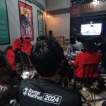 Para simpatisan tampak antusias menyaksikan nobar debat Calon Wakil Presiden Mahfud MD, di Sekretariat Tim Pemenangan Daerah (TPD) Jawa Barat (Jabar) Ganjar-Mahfud di Jalan Pelajar Pejuang, Jumat 22 Desember 2023 malam.