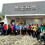 KOMPAK: Para karyawati minimarket dan supermarket foto bersama usai melaksanakan treatment kecantikan dan kesehatan kulit gratis dari MS Glow Aesthetic Clinic Bandung, di Jalan Lombok No. 33 Kota Bandung, Jumat 9 Desember 2023.