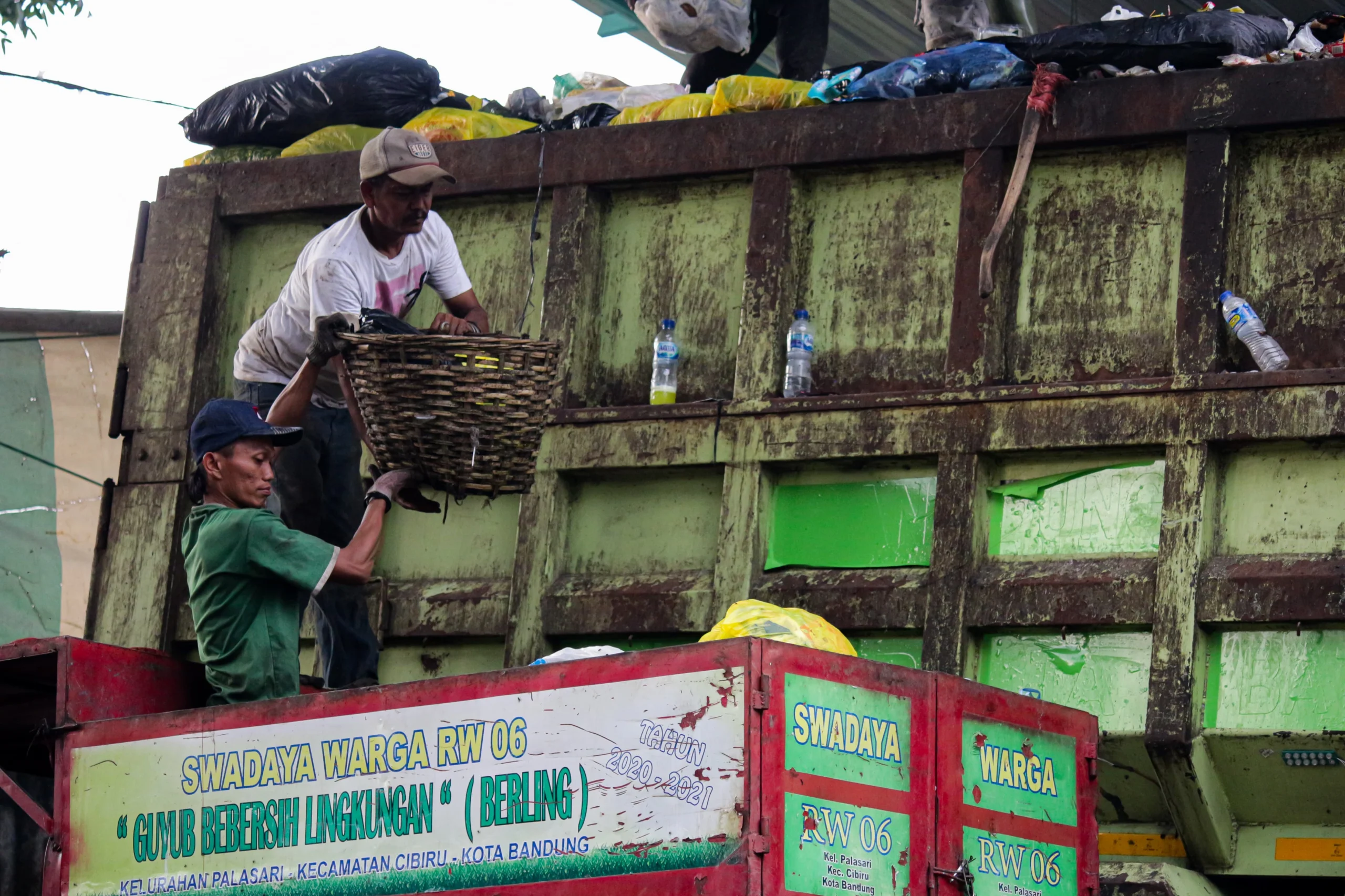Petugas memilah sampah di TPS Panyileukan, Kota Bandung. (Pandu Muslim/Jabar Ekspres)