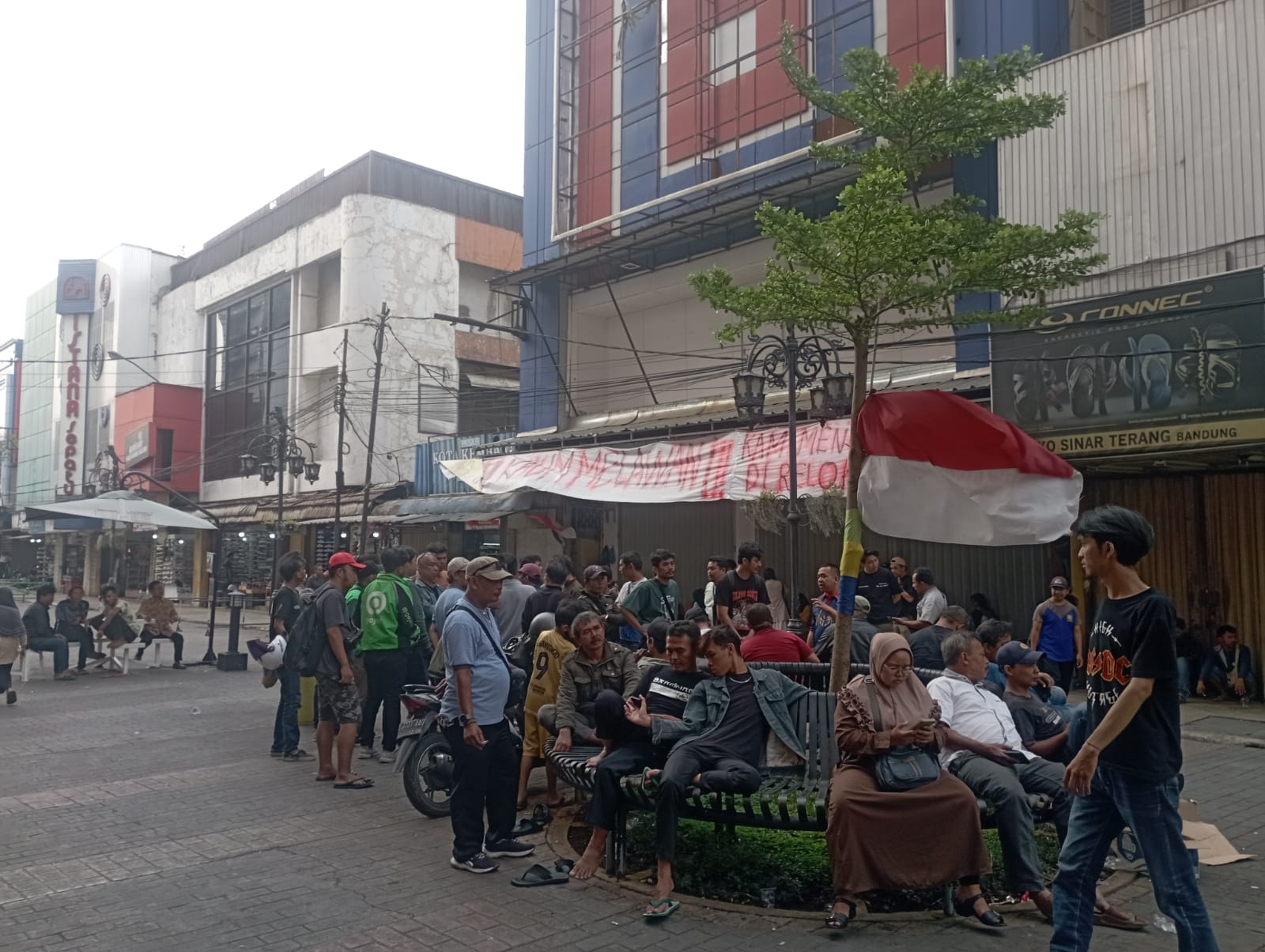Situasi terkini di Jalan Daem Kaum, Kota Bandung setelah bentrokan yang terjadi antara PKL dan Satpol PP (Sandi Nugraha /JE)