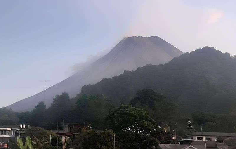 Dalam 24 Jam, Gunung Merapi Muntahkan Guguran Lava Belasan Kali